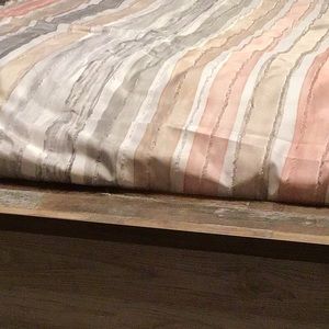 Queen Comforter with 2 pillow covers.